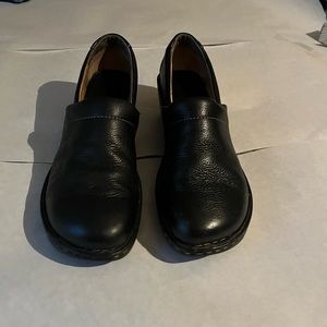 Black born shoes that are in good condition